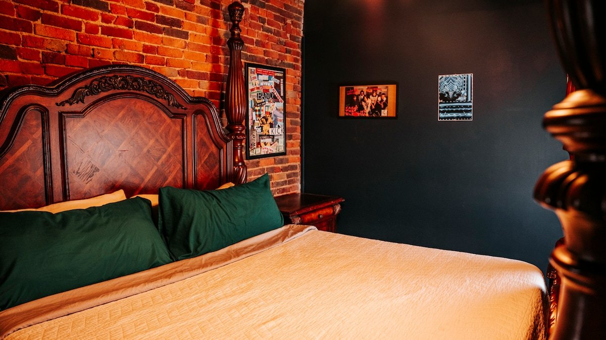 Broadway Penthouse: Stadium View gallery image 5