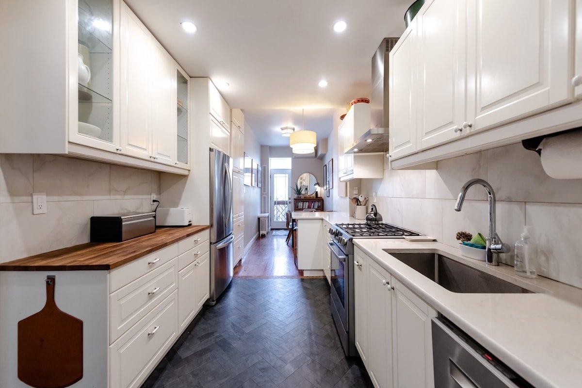 Comfortable Stay in Historic, Spacious Brownstone gallery image 3