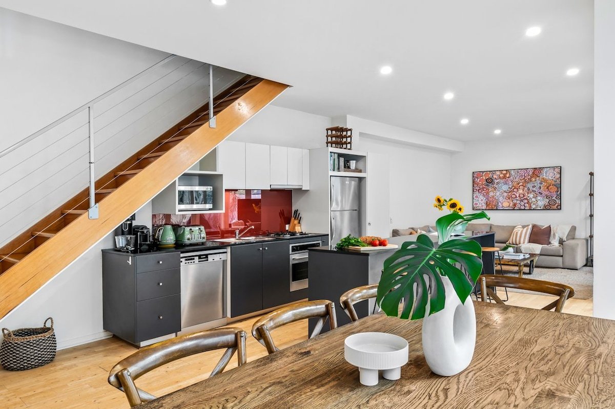 The Avenue. The Place. Terrific 4BR 2BTH Townhouse gallery image 5