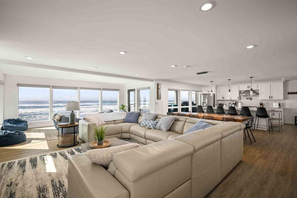 Oceanfront Hot Tub, Dog Friendly Beach Retreat gallery image 2