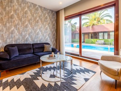 Deluxe Three Bedroom Apartment with Pool Access