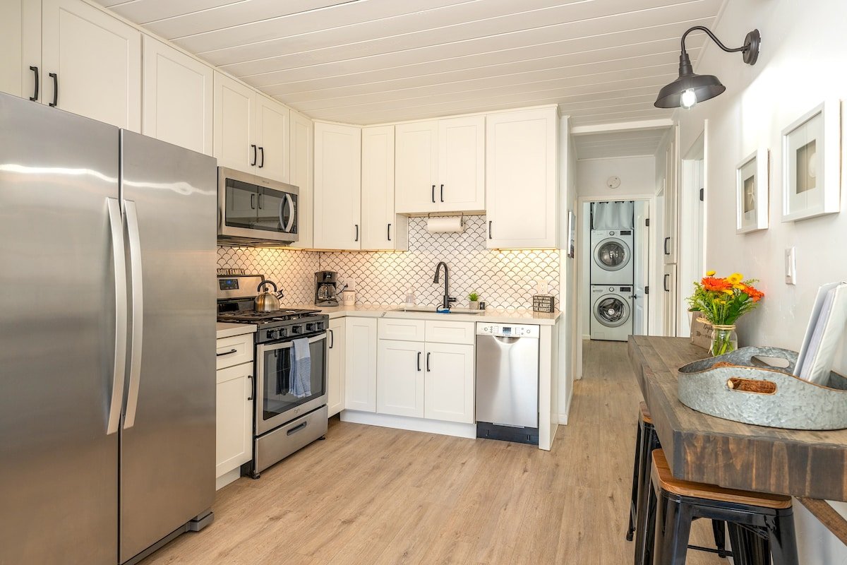 Near Bay – 12 Bikes, A/C, BBQ, Deck- Min to Beach! gallery image 3