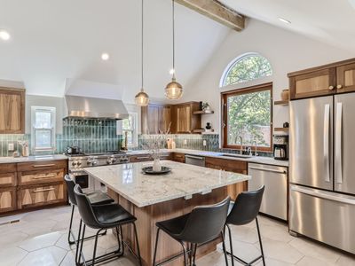 Charming Tudor Home- Hot Tub-Family Friendly