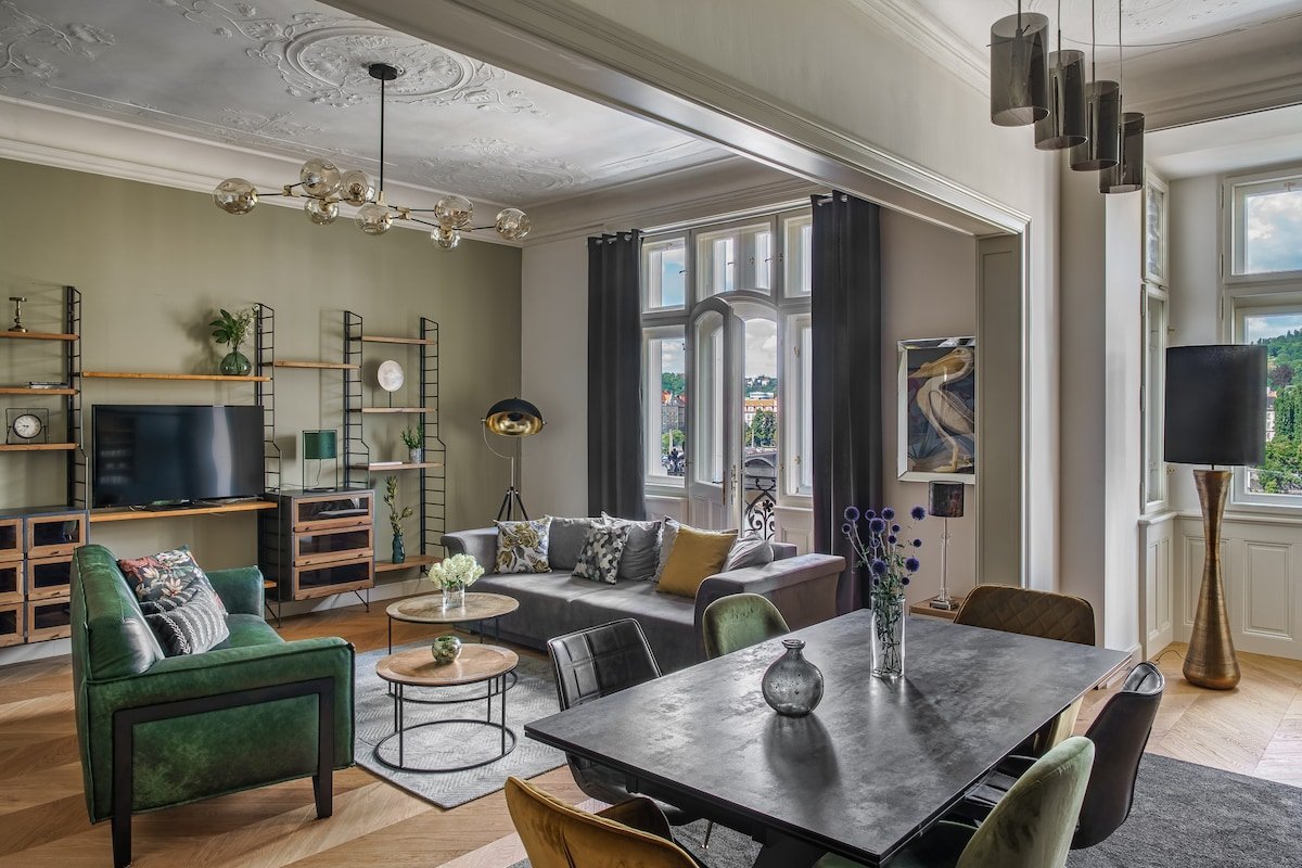 Three Bedroom Apartment with Balcony MN6 Suites gallery image 2