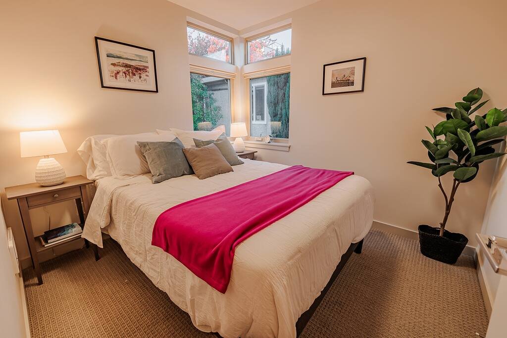 Lake Union Lookout | 3BR Townhome + Rooftop Views gallery image 5