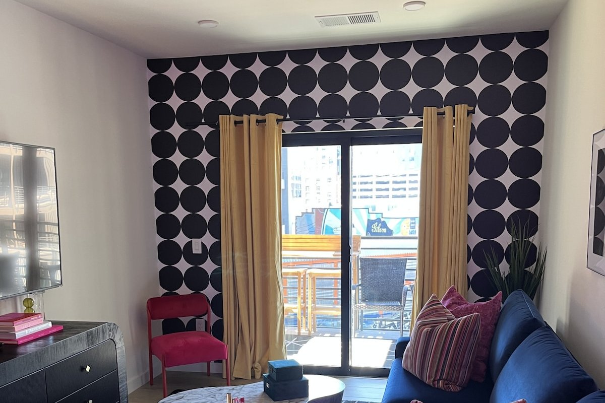 Hyve at the Hyve: Large Disco Condo near Broadway! gallery image 2