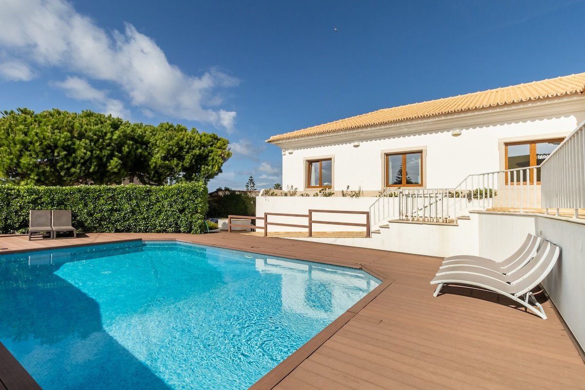 Relax on the sunny pool deck. Children friendly gallery image 4