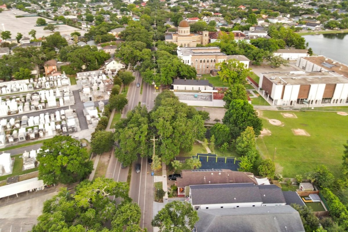 Luxury Amenities – Hot Tub/Putting Green/Game Room gallery image 5