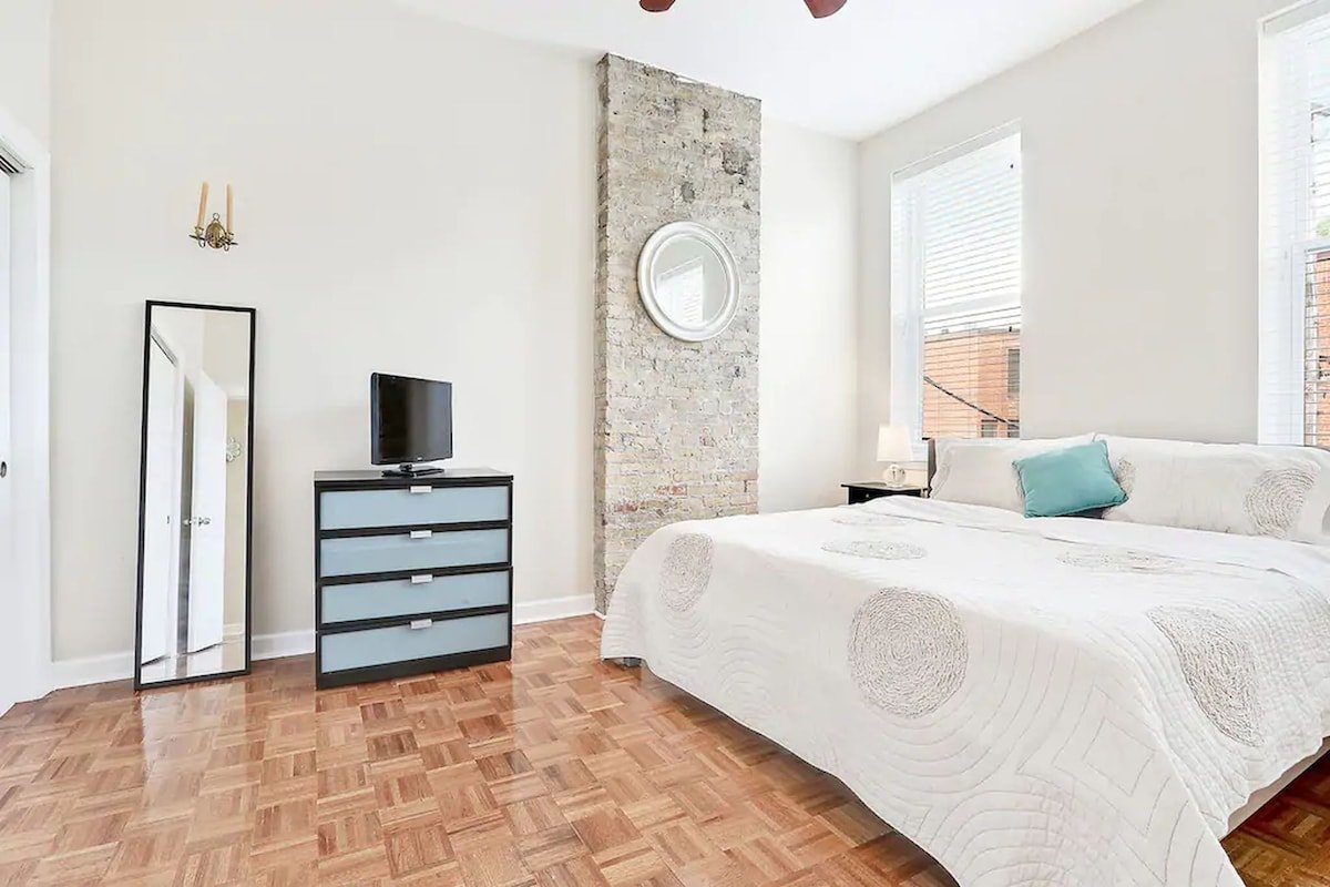 ❤︎ of Lincoln Park | 11ft Ceiling | 1,750ft² | W/D gallery image 3