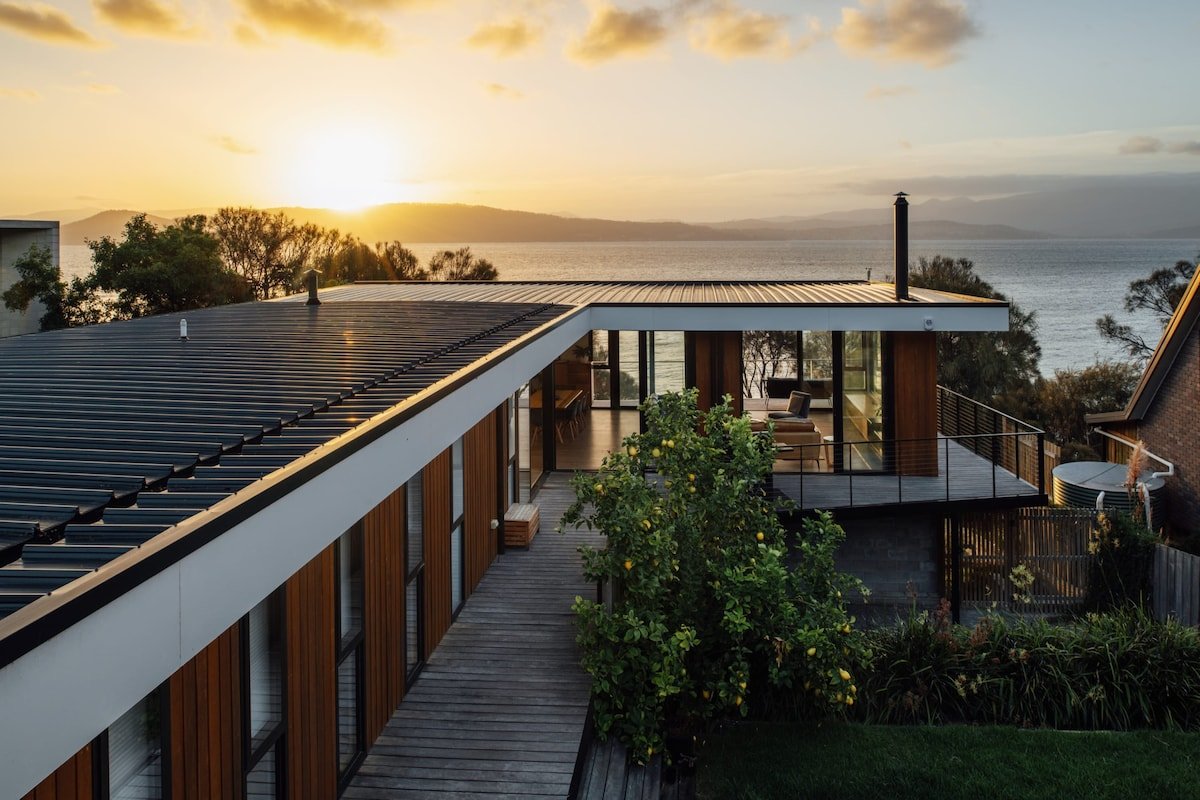 Blessington Beachside Retreat sleep 6 water views. gallery image 2