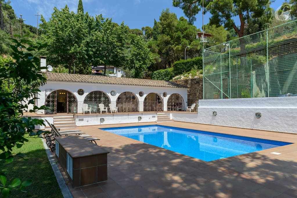 Private beach, huge pool near to Tossa de Mar gallery image 2