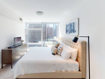 Gorgeous Corner 2 Bedroom off the Magnificent Mile