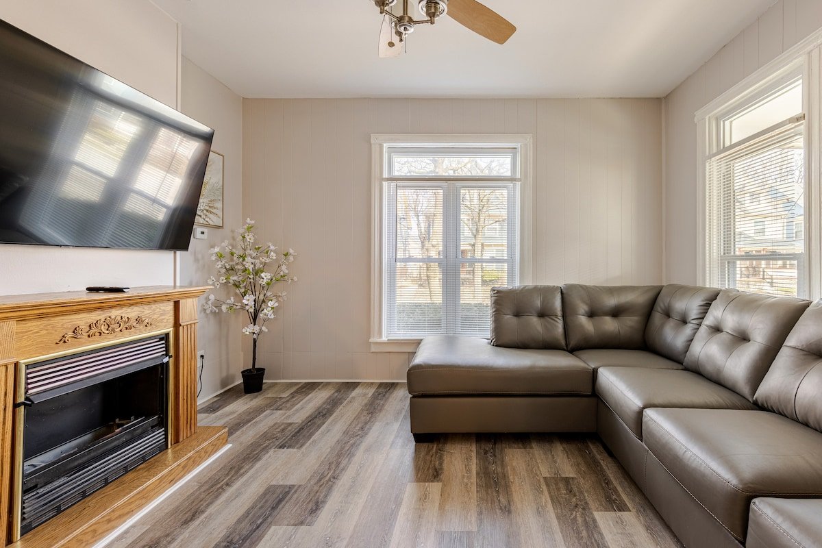 PARK PLACE: The Heart of the ROC 4bdrm-AC, Parking gallery image 2