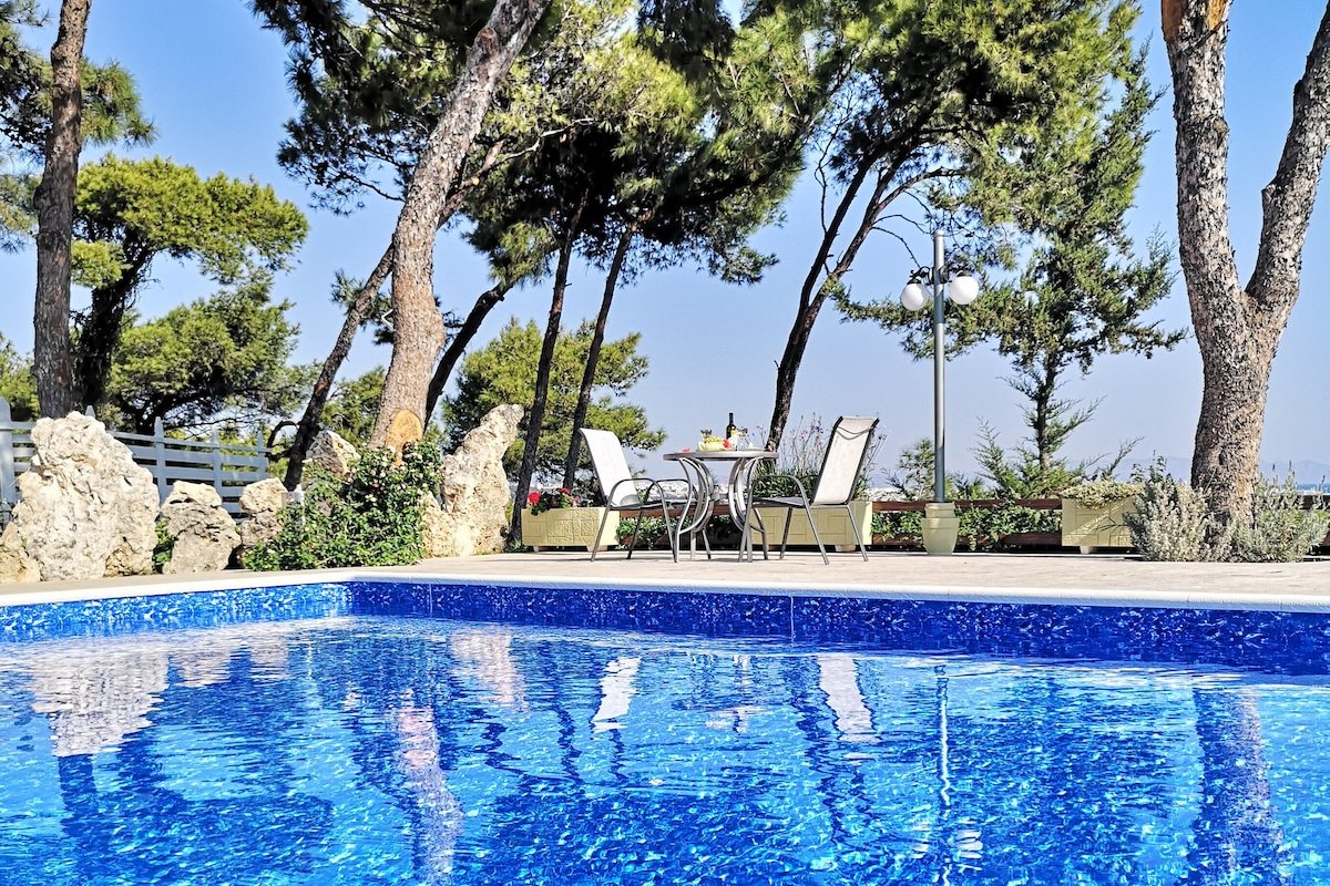 Louis Luxury Villa by living in blue gr gallery image 5