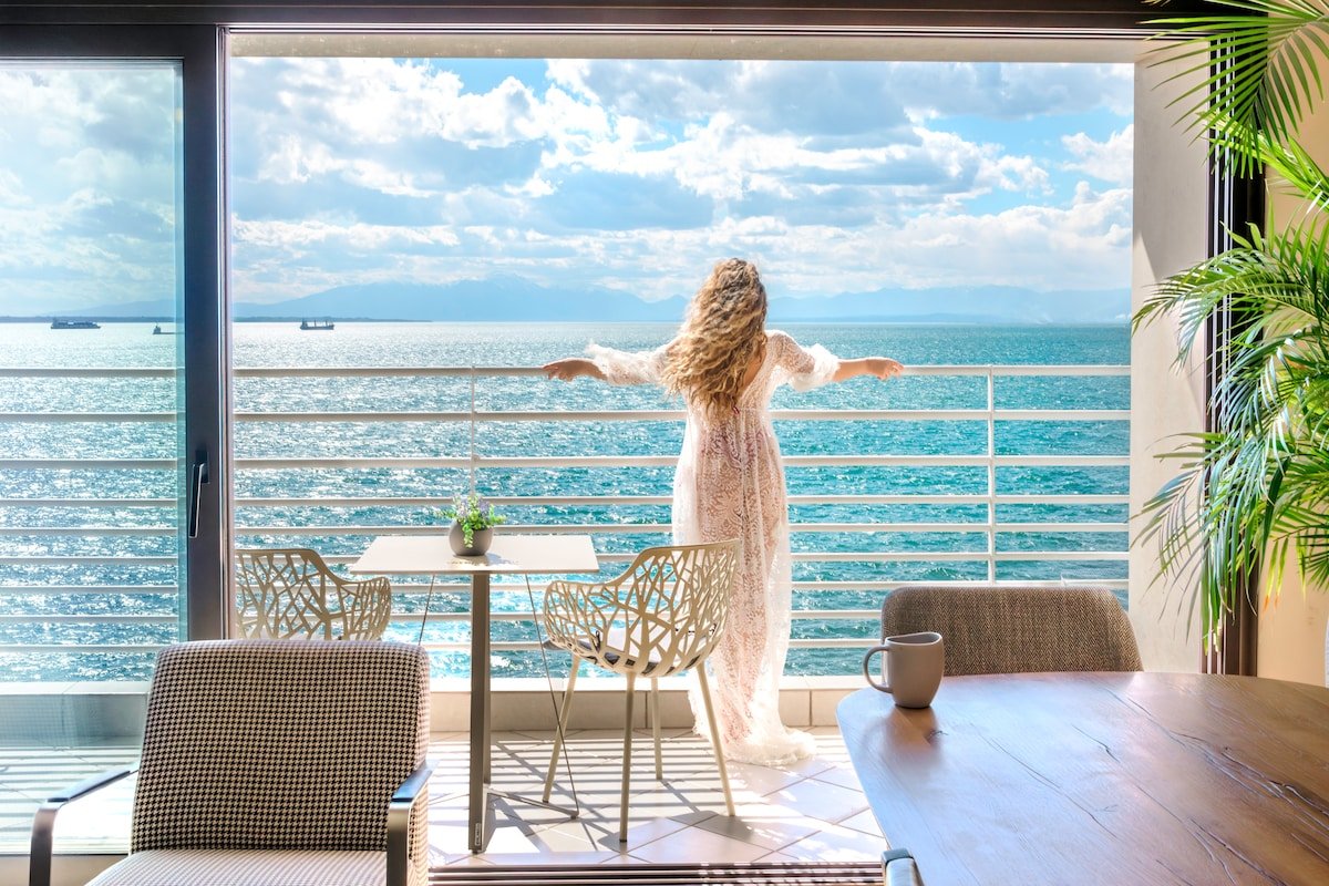 Iconic Salonica Suite seafront gallery image 3