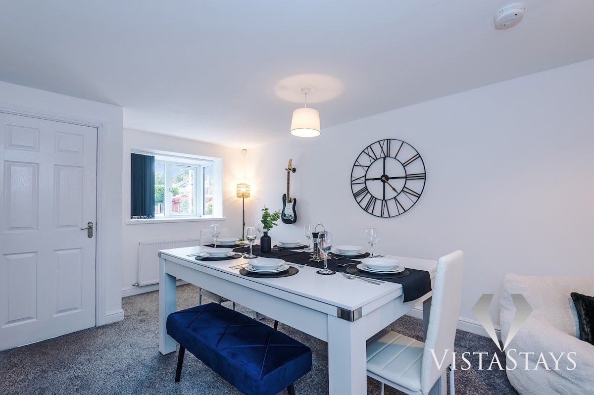 *Last Min Escape!* Netflix | Parking | Pool Table gallery image 4