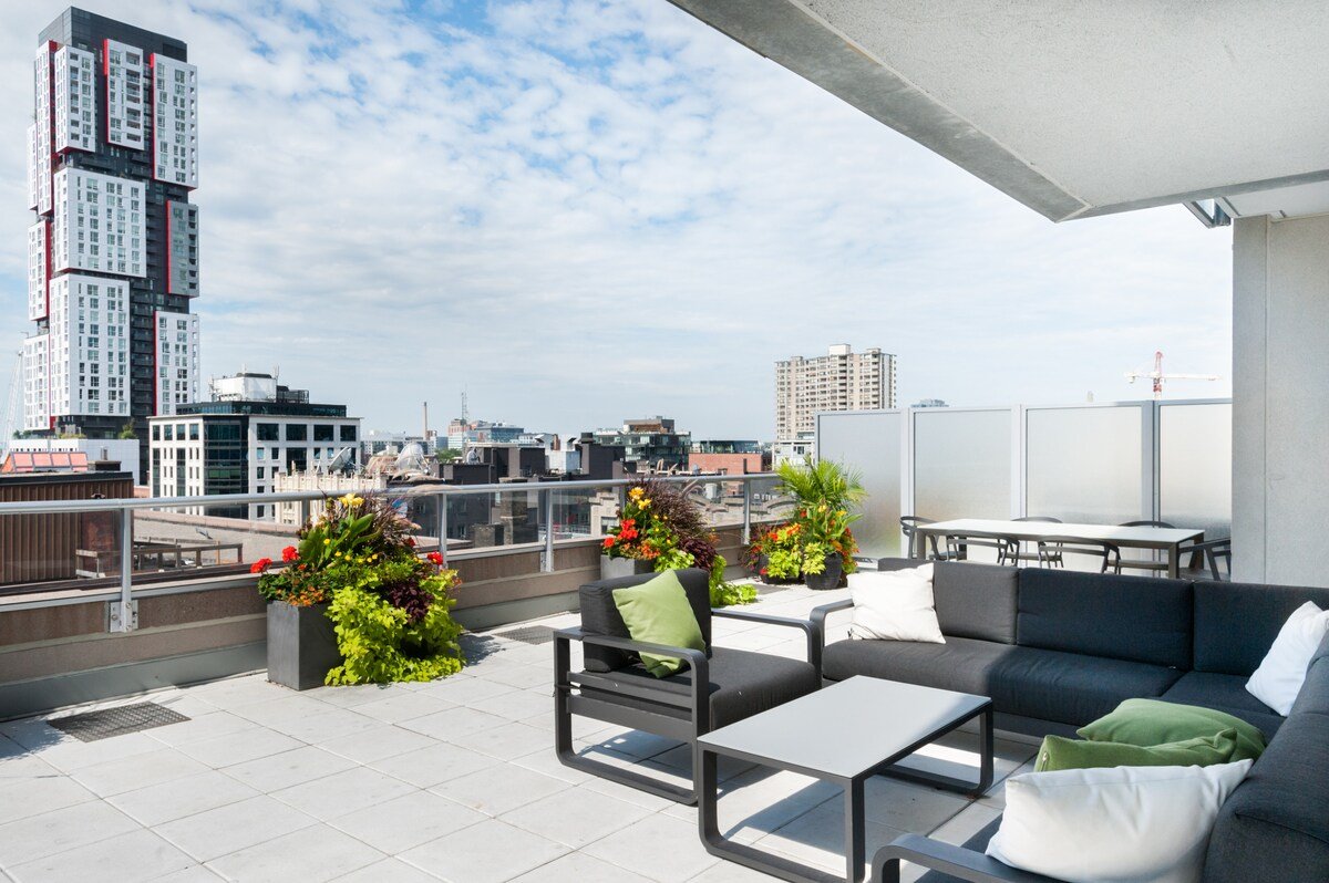 Luxurious 1000 sq ft Private Terrace 2 Bed Condo gallery image 3