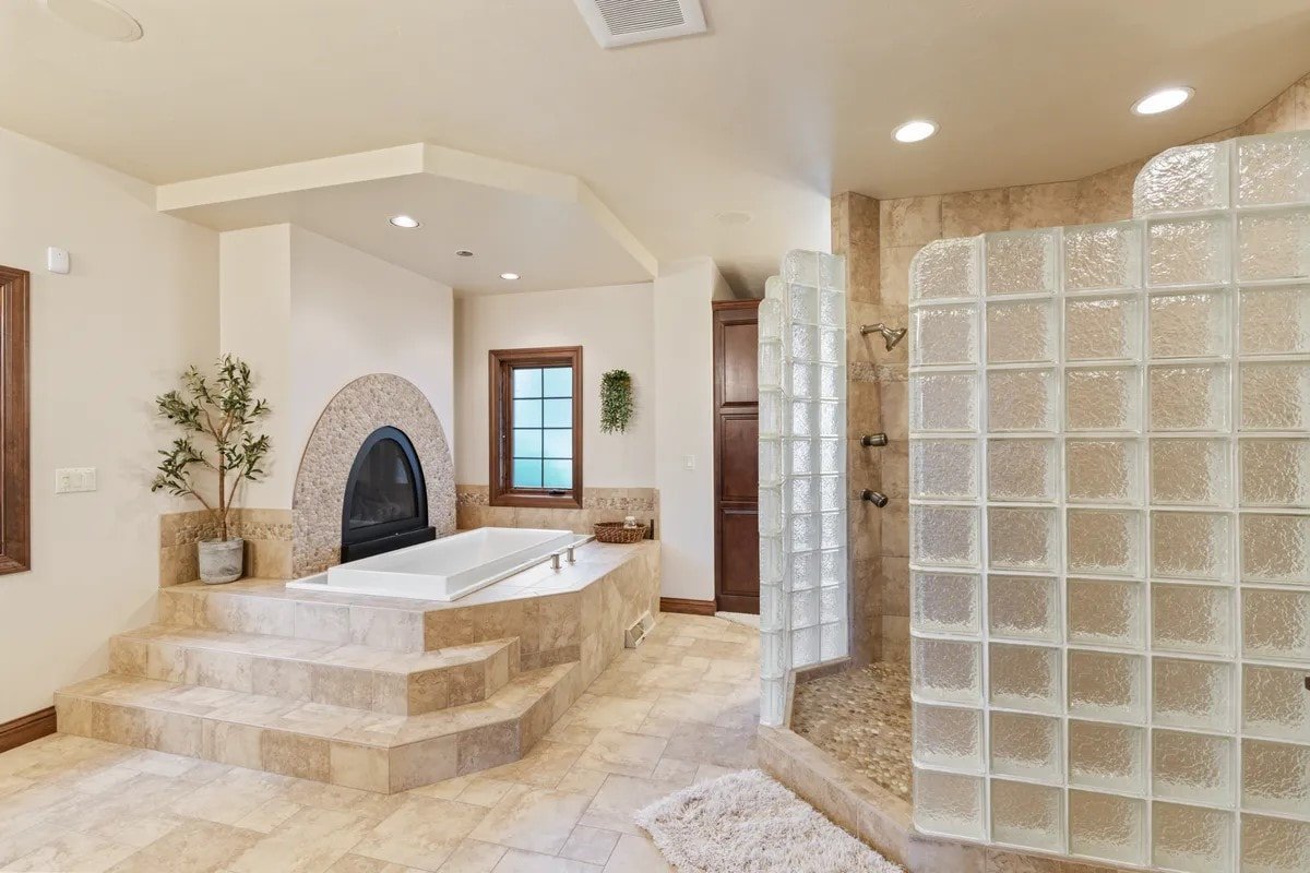 Entire mansion for 18 guests with indoor pool! gallery image 3