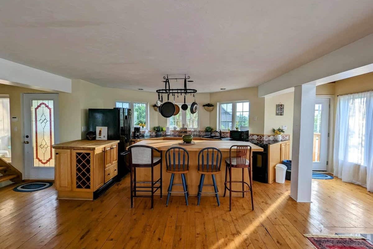 Spacious, peaceful 3 bed home, 5 min walk to Beach gallery image 4