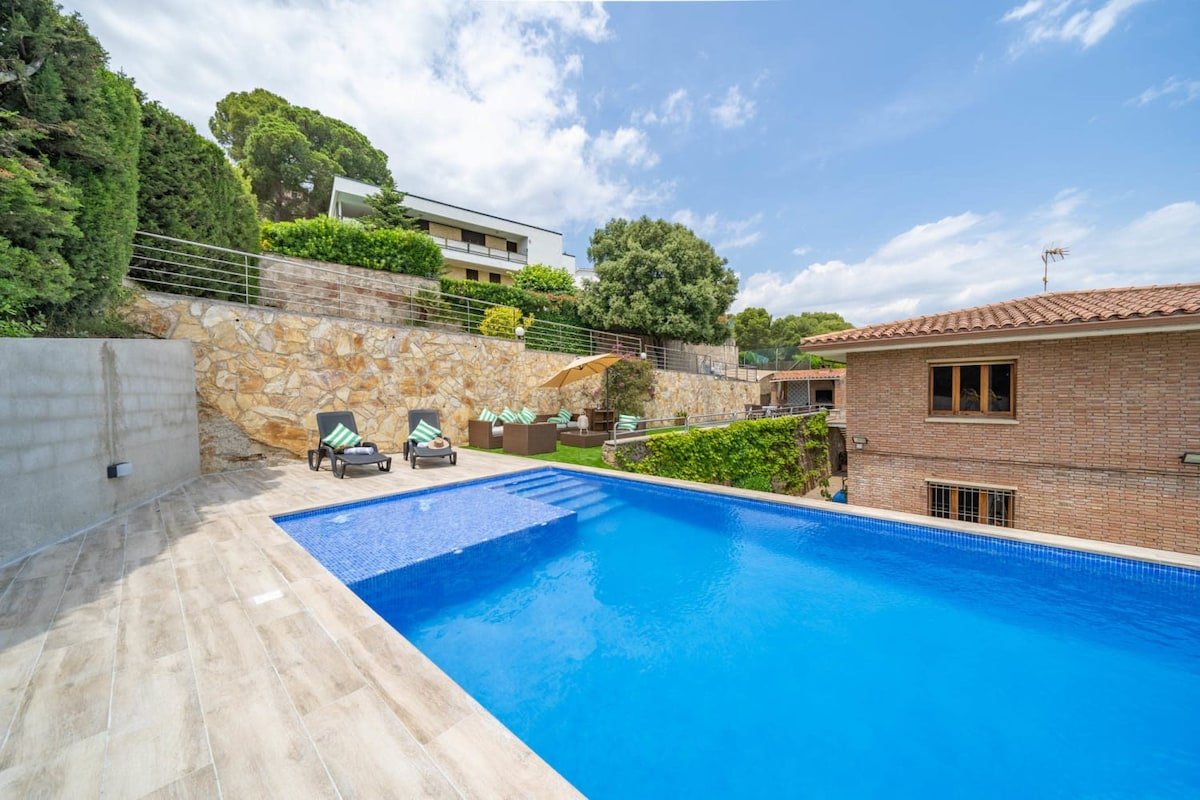 Villa Santa Cristina – Beachfront, Pool, BBQ & A/C gallery image 5