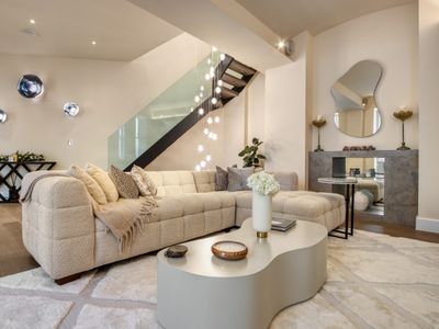 Historic Cubitt Lodge| 3BR | Steam Room & Jacuzzi