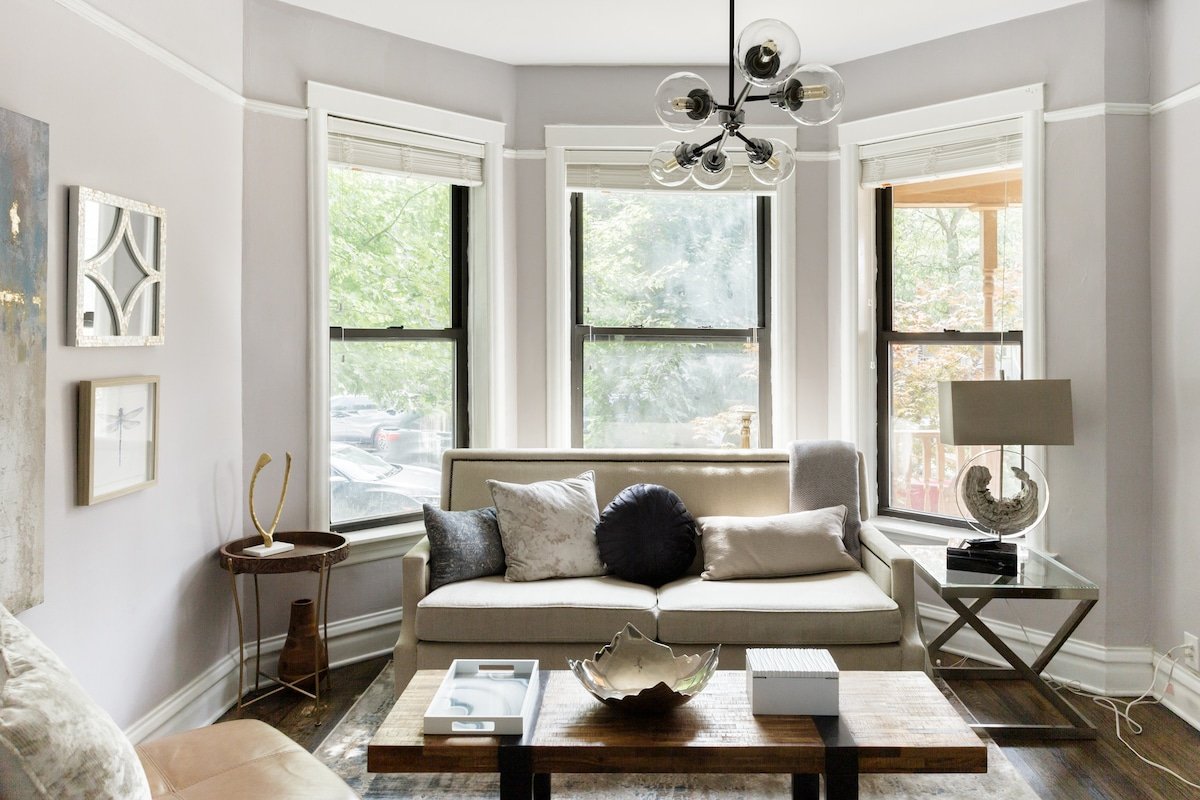 Contemporary Apartment Near Wrigley Field w/ Yard gallery image 2