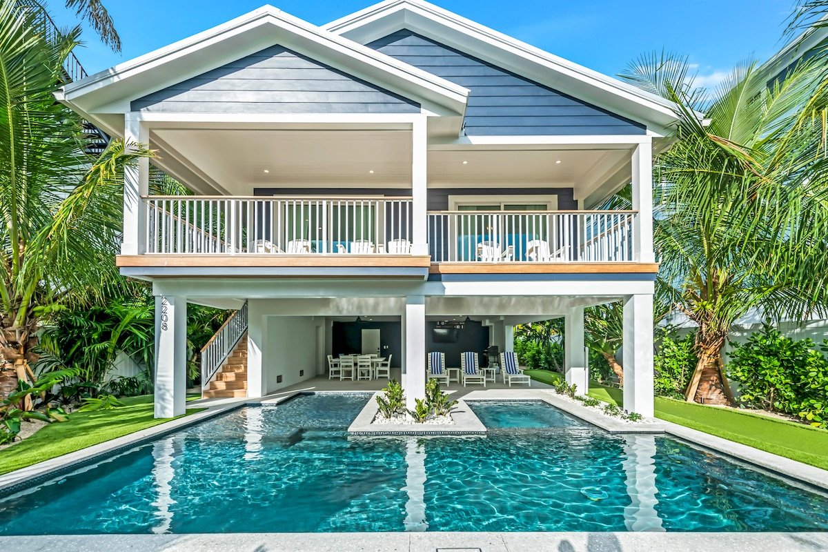 Luxury Home with Pool and Putting Green! Close to
