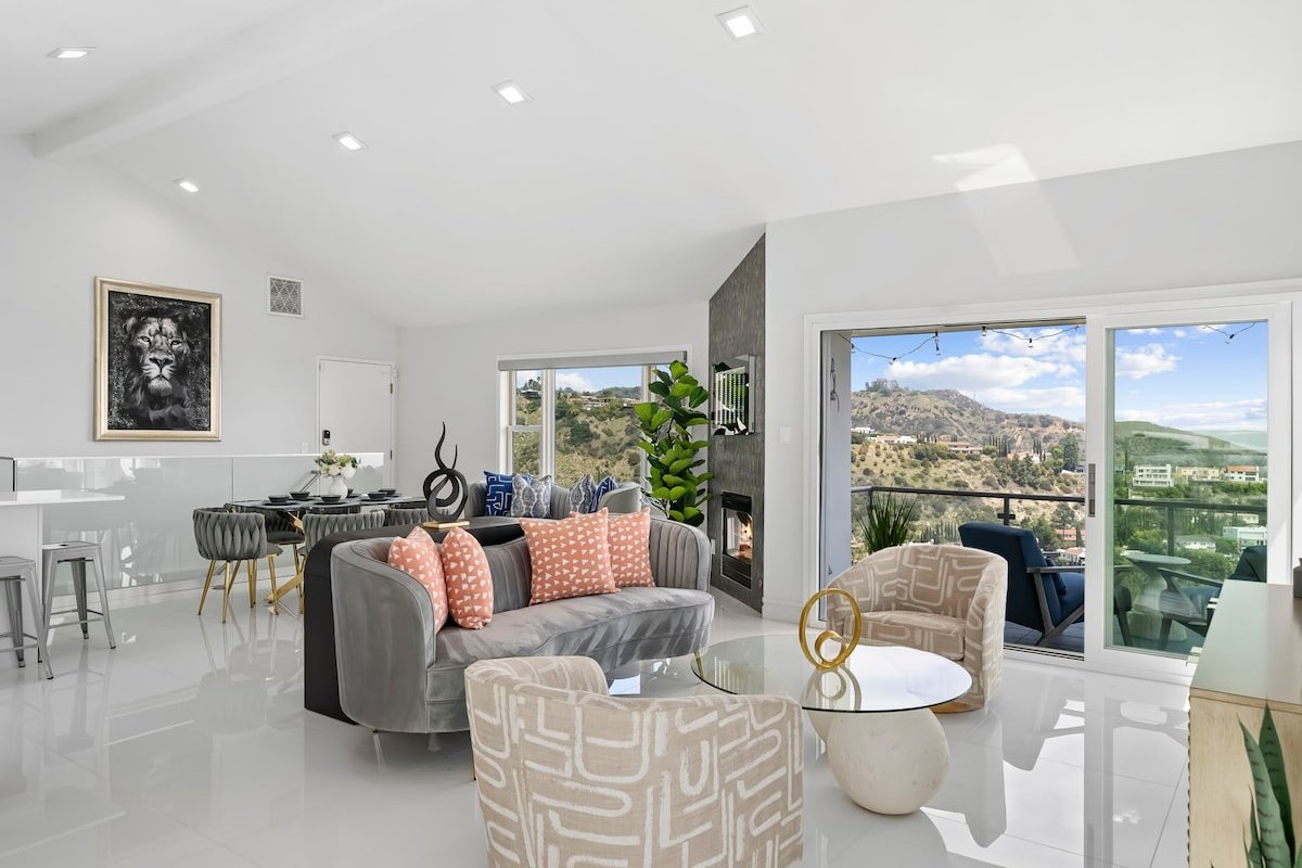 Luxury Hillside Retreat with Stunning City Views gallery image 2