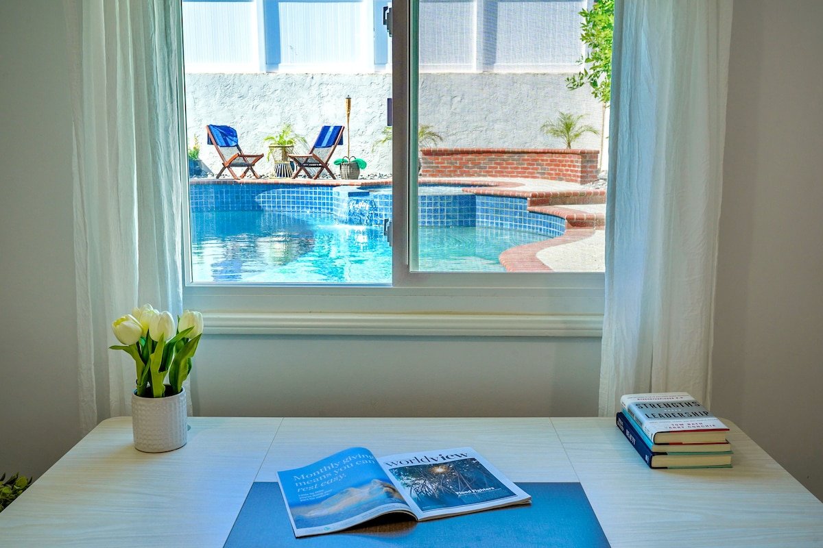 Luxurious 3 Bedroom House w/ Pool gallery image 2