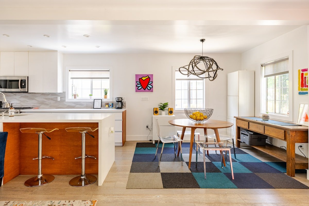 Stylish house 10 minutes from the beach gallery image 5