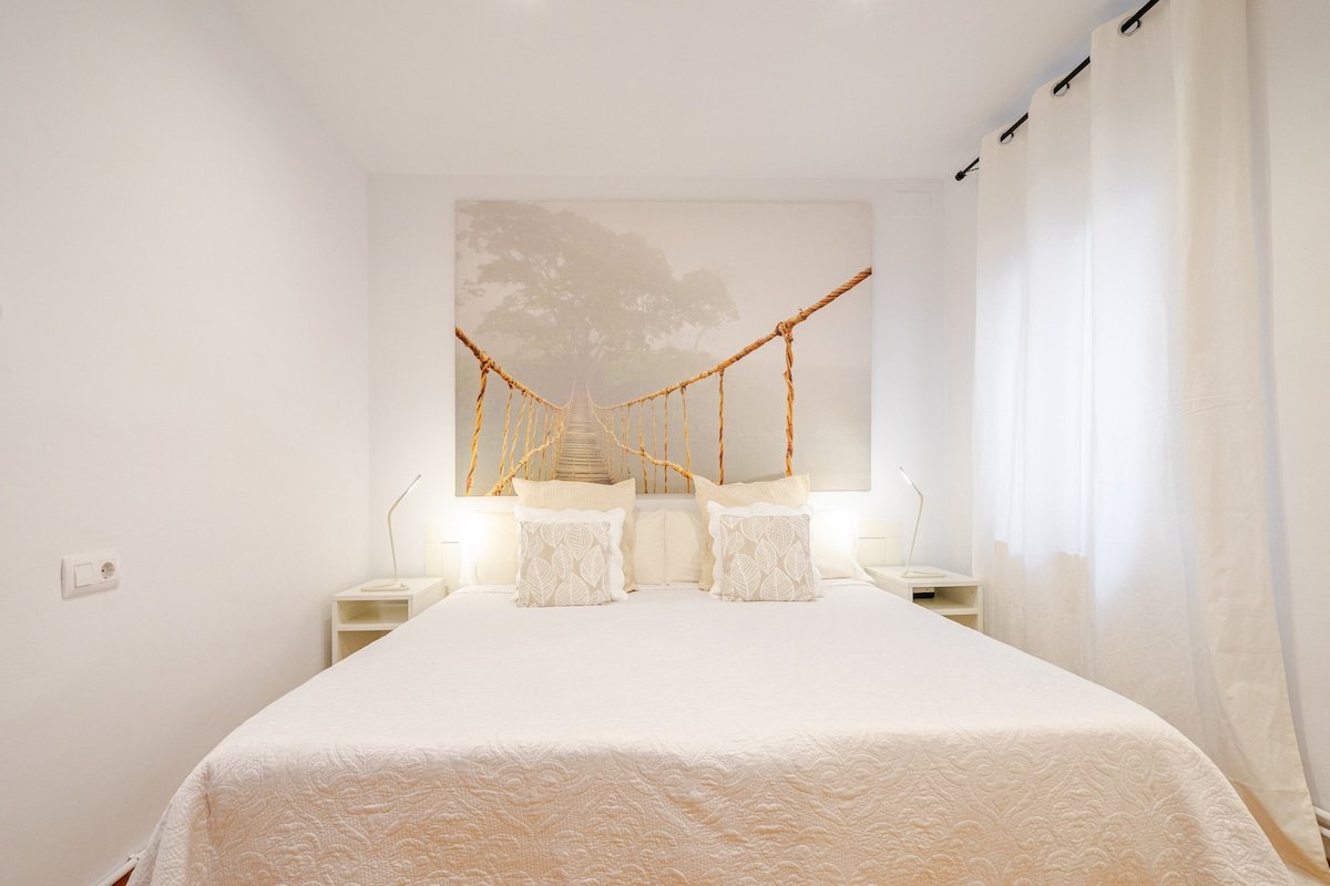 Bright, Spacious, and Modern Eixample Flat gallery image 5