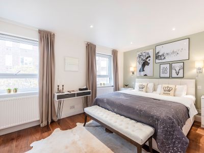 WEST-END Fashion Designer Sensational Family Home