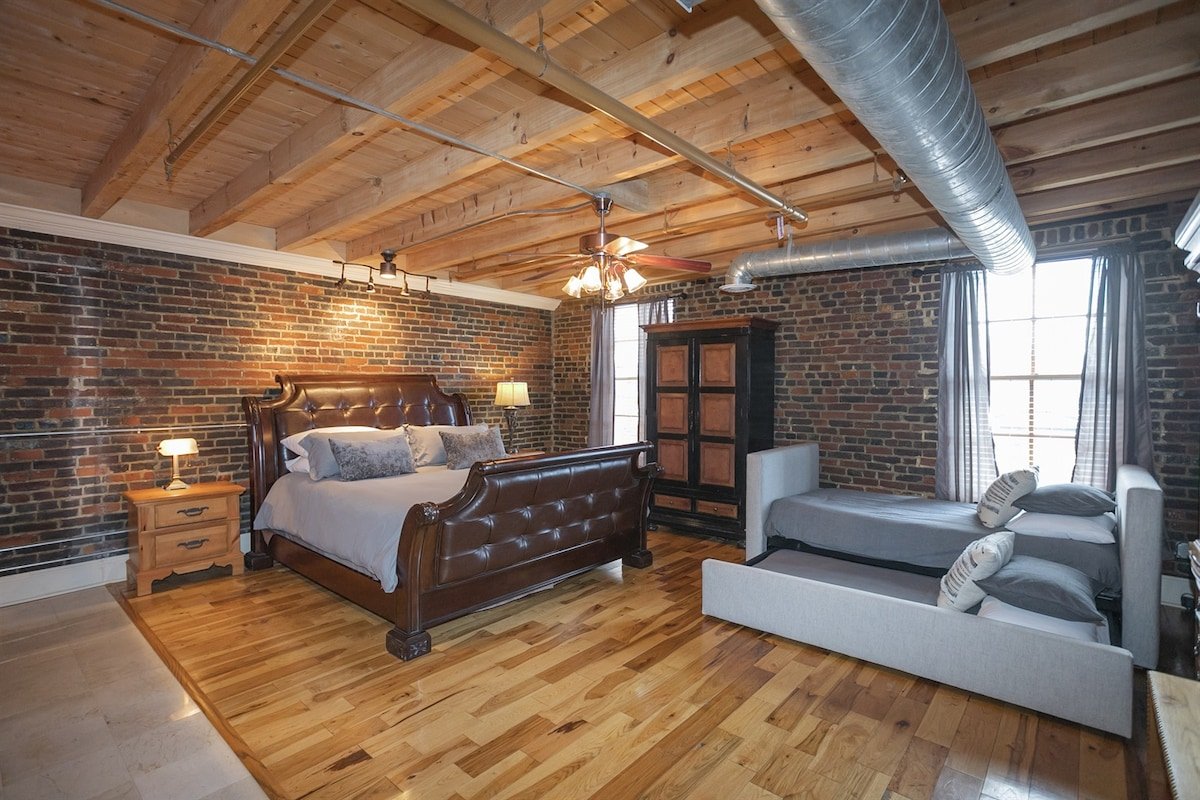 Spacious downtown condo w/ hot tub & deck gallery image 4