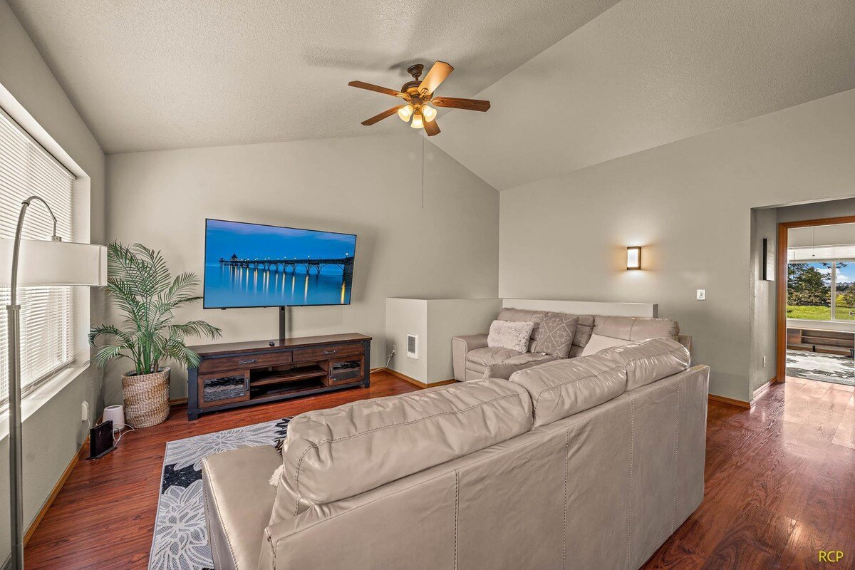 Happy Valley Home, Game Room, + 8 beds! gallery image 4