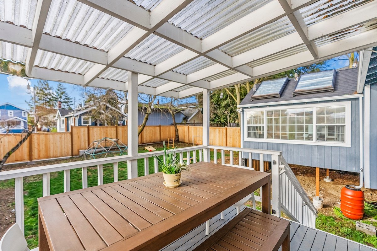 Modern 4BD home in Ballard with A/C, pet-friendly gallery image 5