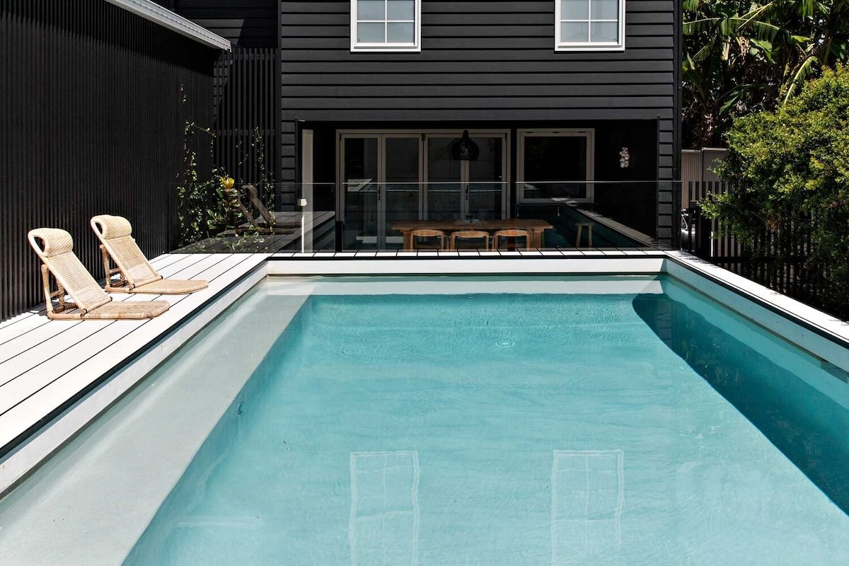 The Palm & Pool House – Stylish Coastal Getaway gallery image 2