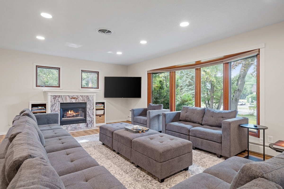 Large home w/ pool, hot tub & arcade gallery image 5