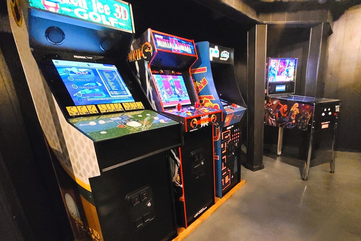 5 Min To Stadium, Hot Tub, Mini Golf, Arcade, King gallery image 4