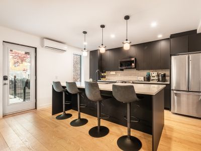 3 Floor Cottage with large sunny backyard