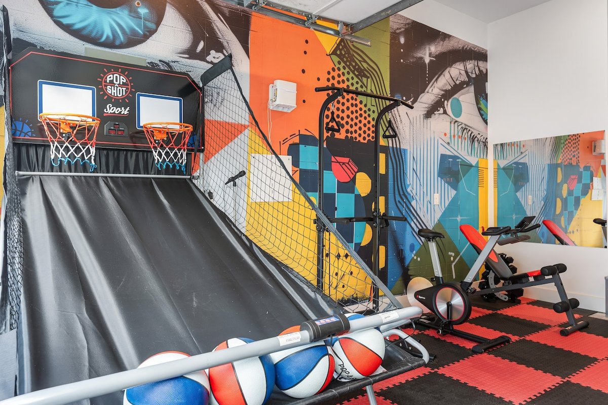 Sleeps 15 – Pet-Friendly! Hot Tub/Full Gym/Poker gallery image 3