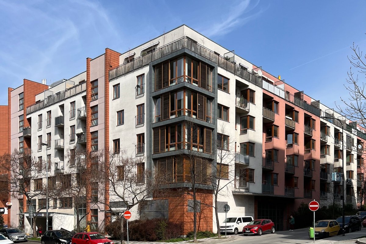 Modern 6-Bed Apt, Free Parking, Near City Center gallery image 5