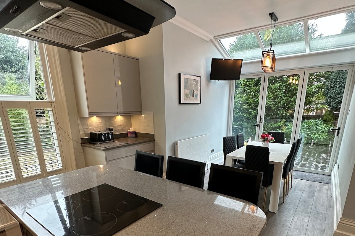 Spacious Victorian House Central Sale Free Parking gallery image 3