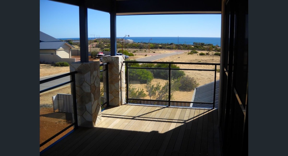 AMAZING views at The Lookout FREE WIFI & NETFLIX gallery image 5