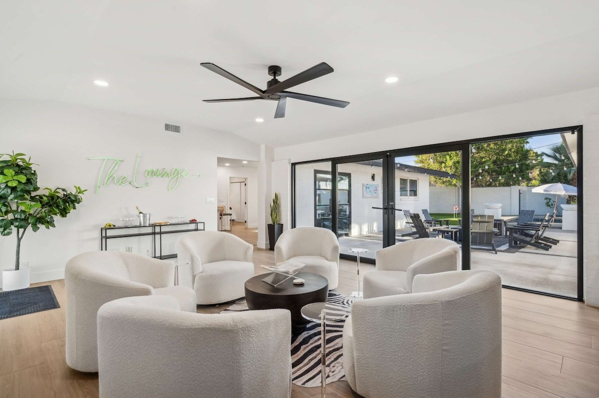 The Lounge – Resort-Style Heated Pool – Pickleball gallery image 5