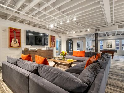 Skyline Suite Penthouse Rooftop 6BR by Maddox Hote