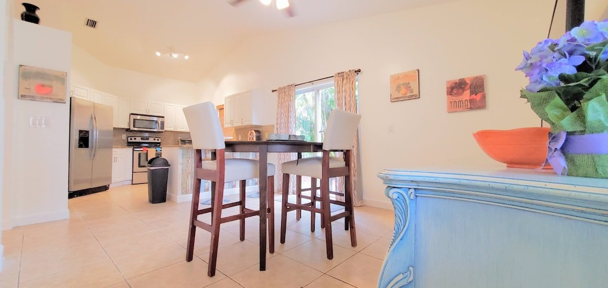 HUGE Private Home Sleeps 22+, & FREE Rental Cars! gallery image 4