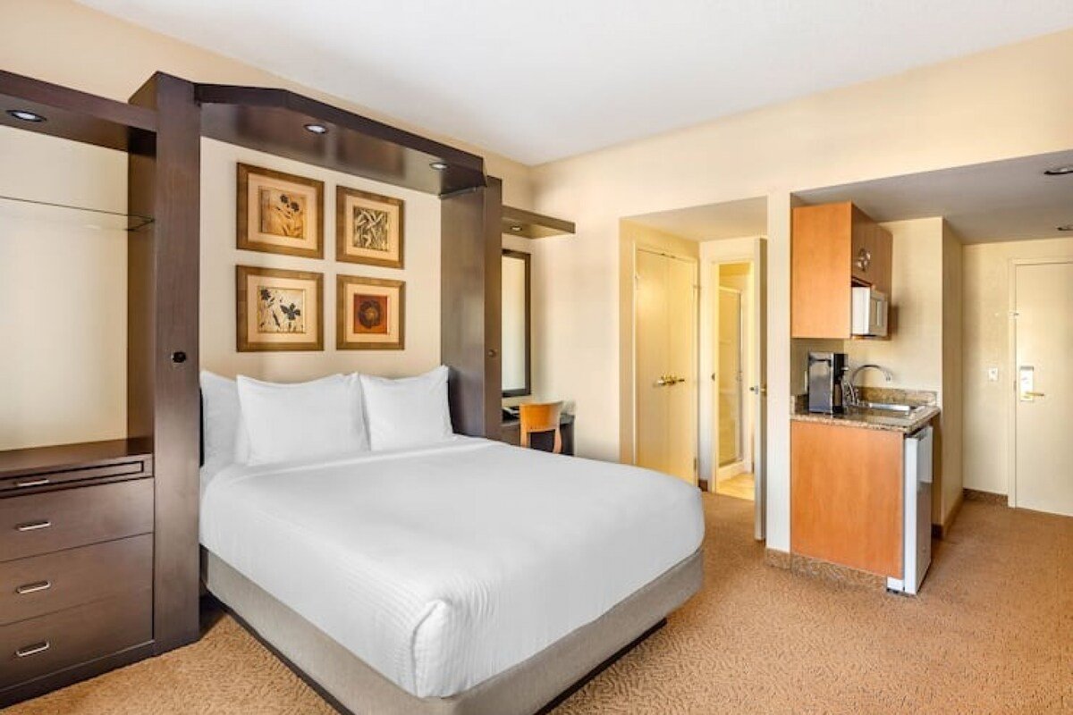 Polo Towers 2bedroom on the strip gallery image 4