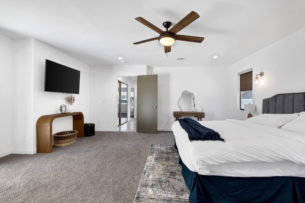 Hidden Oasis 4 BR 10 min to Strip! Prime Location gallery image 4