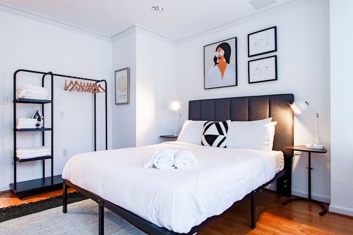 Understated, Elegant and IDEAL! / Downtown Designe gallery image 5