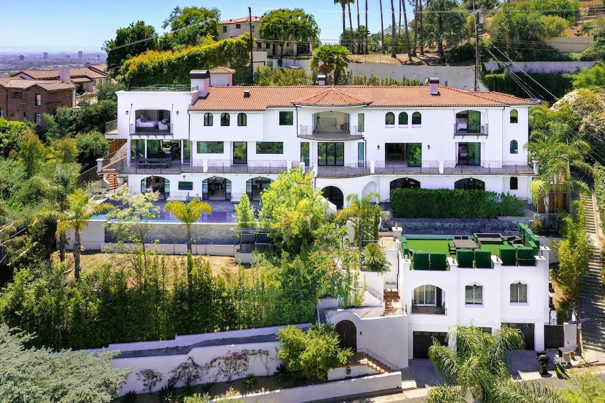 Luxury Modern Hollywood Hills Villa gallery image 2